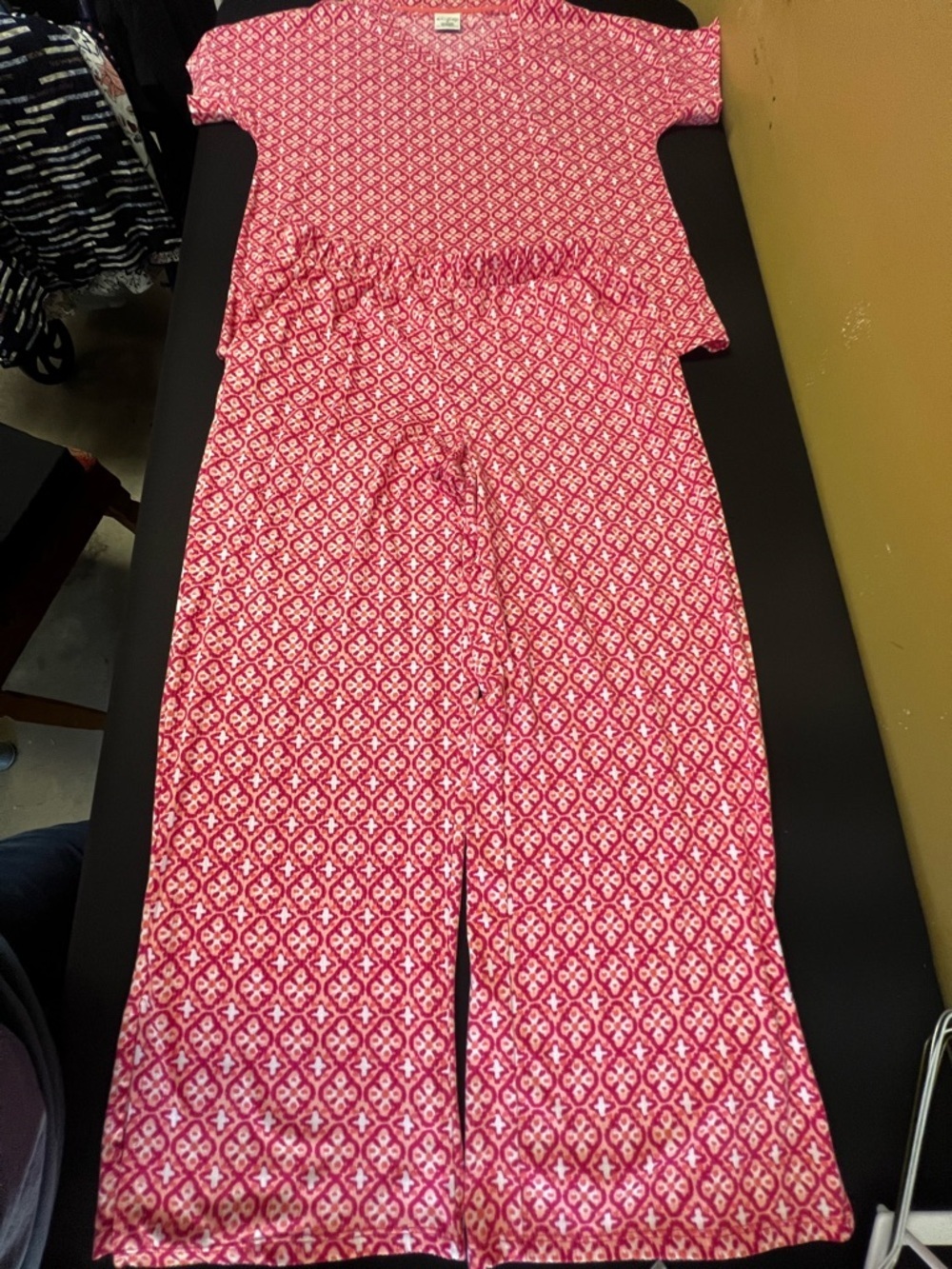 WONDERLY SHORT SLEEVE LONG PJS PULL-OVER “V” NECK ELASTIC WAIST PANTS. 
SIZE 1X
